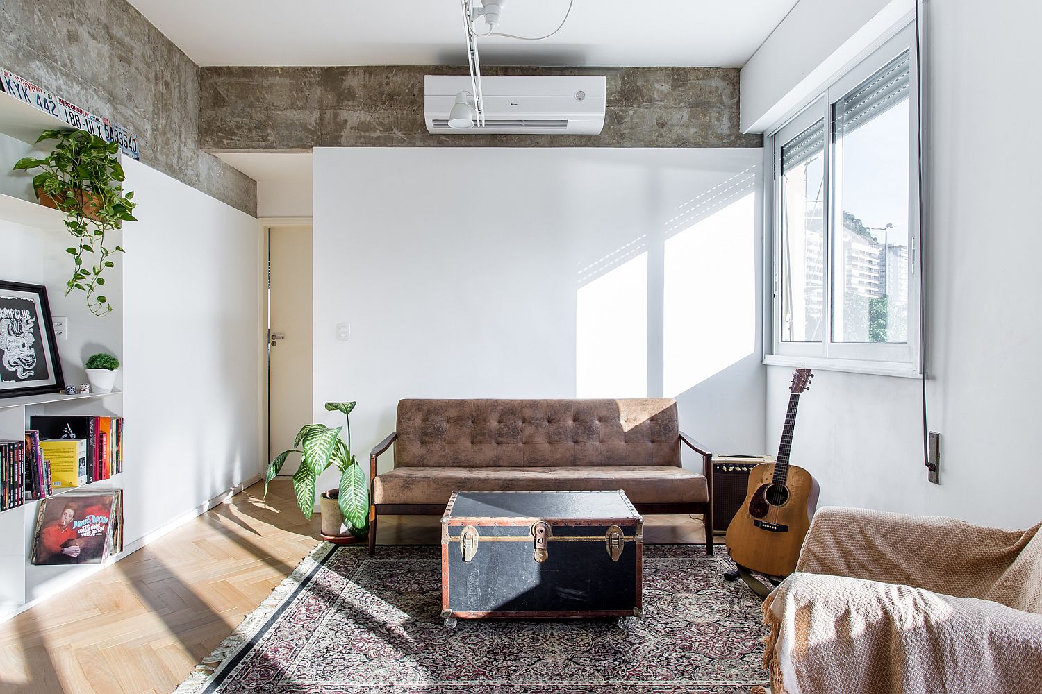 White walls add a sense of light-filled modernity to the living room interior