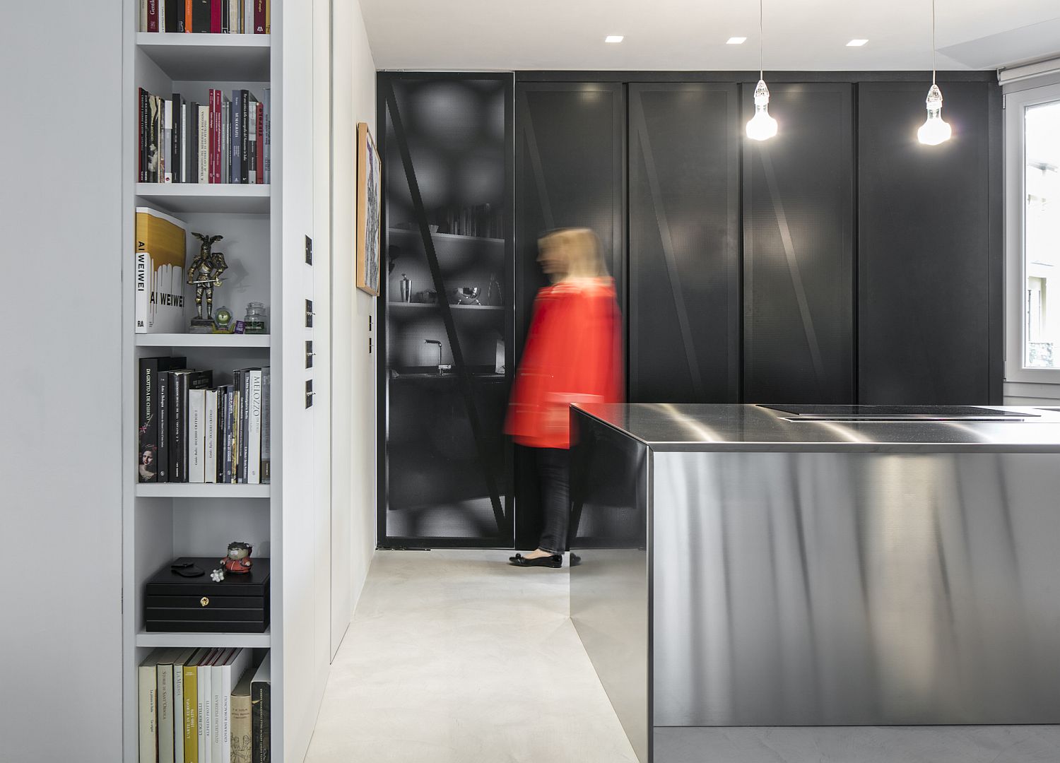 Wonderful-use-of-black-shapes-the-kitchen-cabinets
