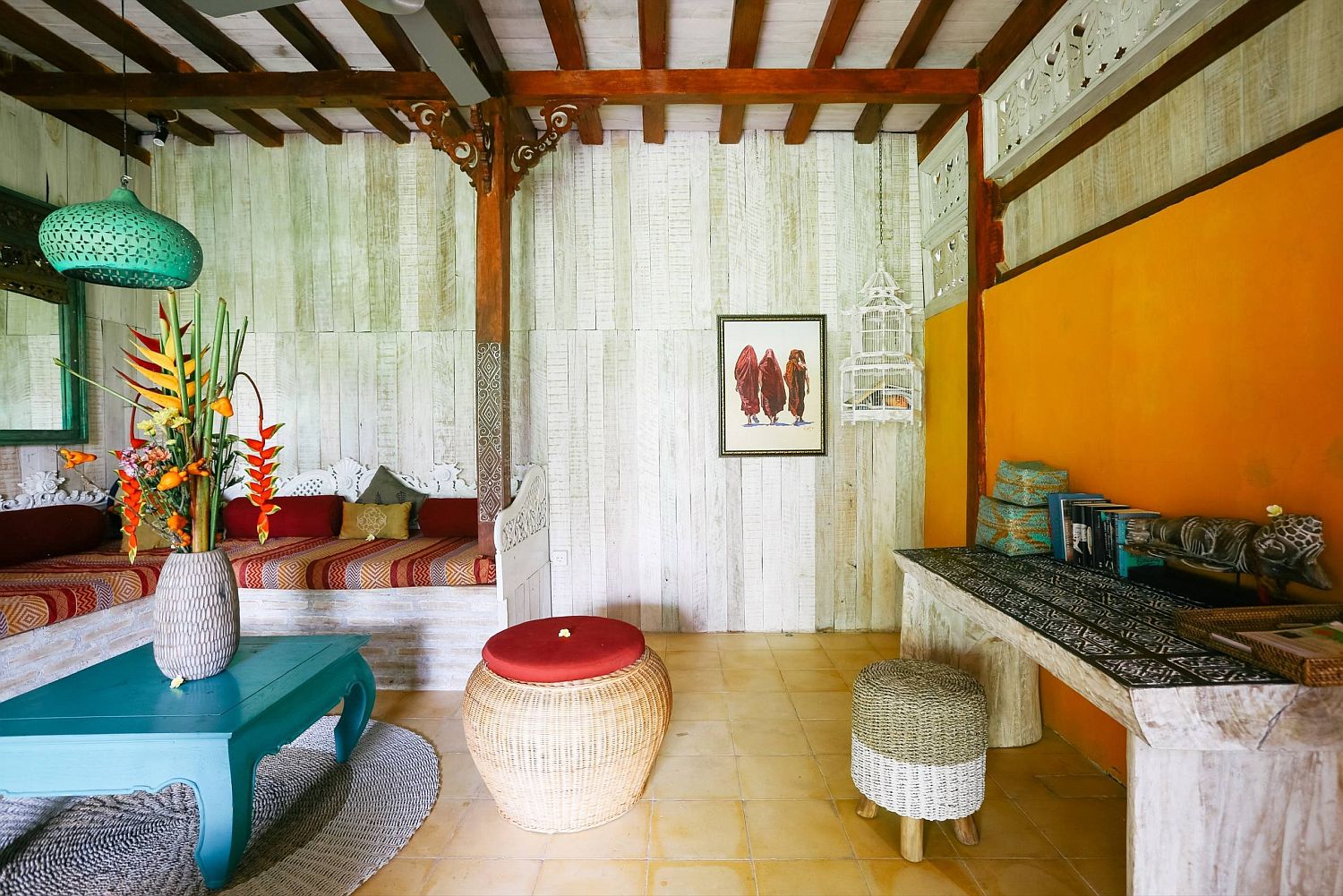 Yellow-accent-wall-for-the-tropical-style-living-room