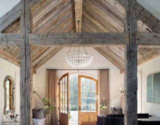 Wood and White Entry Rooms: Trendy Color Palette to Invite Guests Indoors