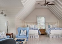 Beach-style-attic-bedroom-idea-for-those-who-have-plenty-of-space-to-spare-31704-217x155