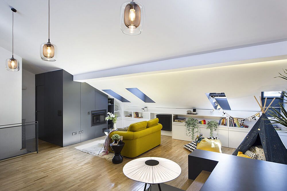 Beautifully-illuminated-attic-level-living-area-and-family-room-with-play-space-and-a-whole-lot-more-30521