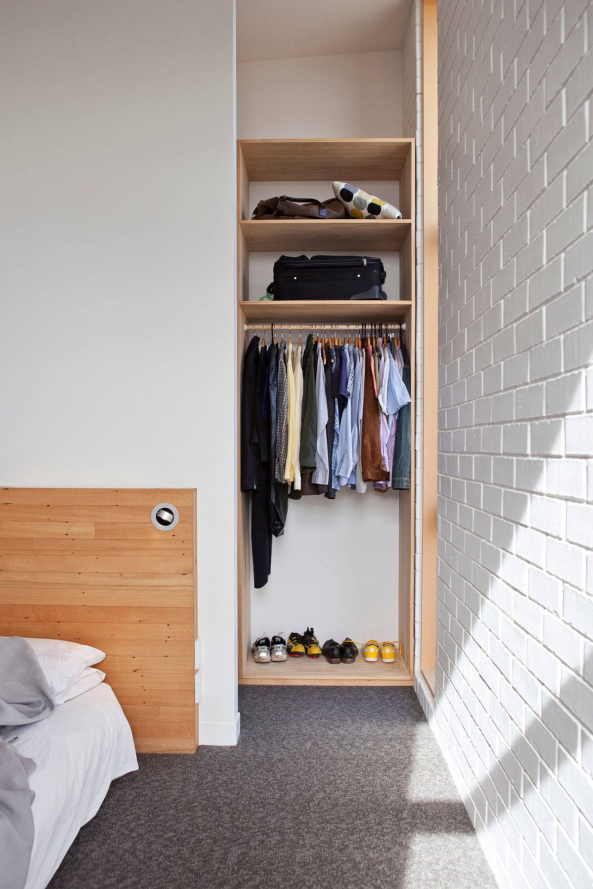 Creative open closet in the corner of the bedroom is for those who have a modest wardrobe