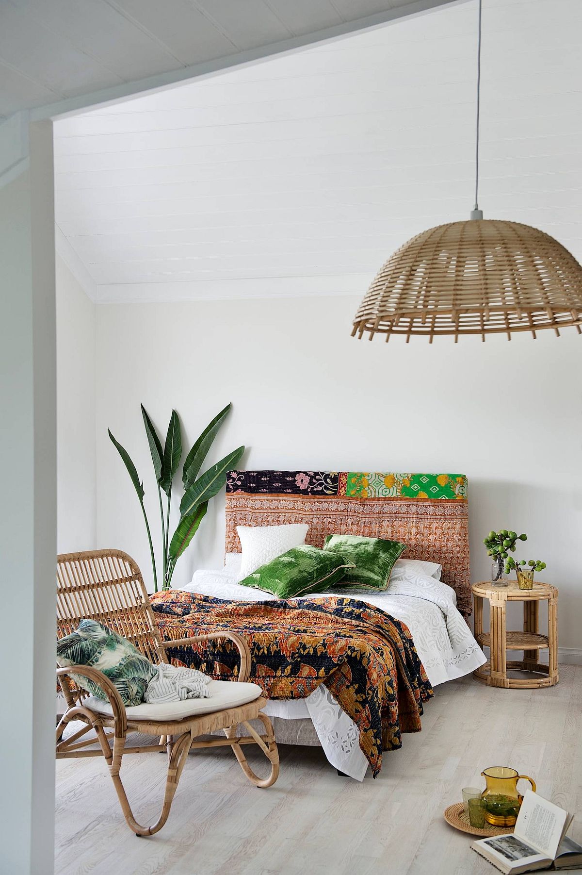 Delightful tropical bedroom combines many different trends into one