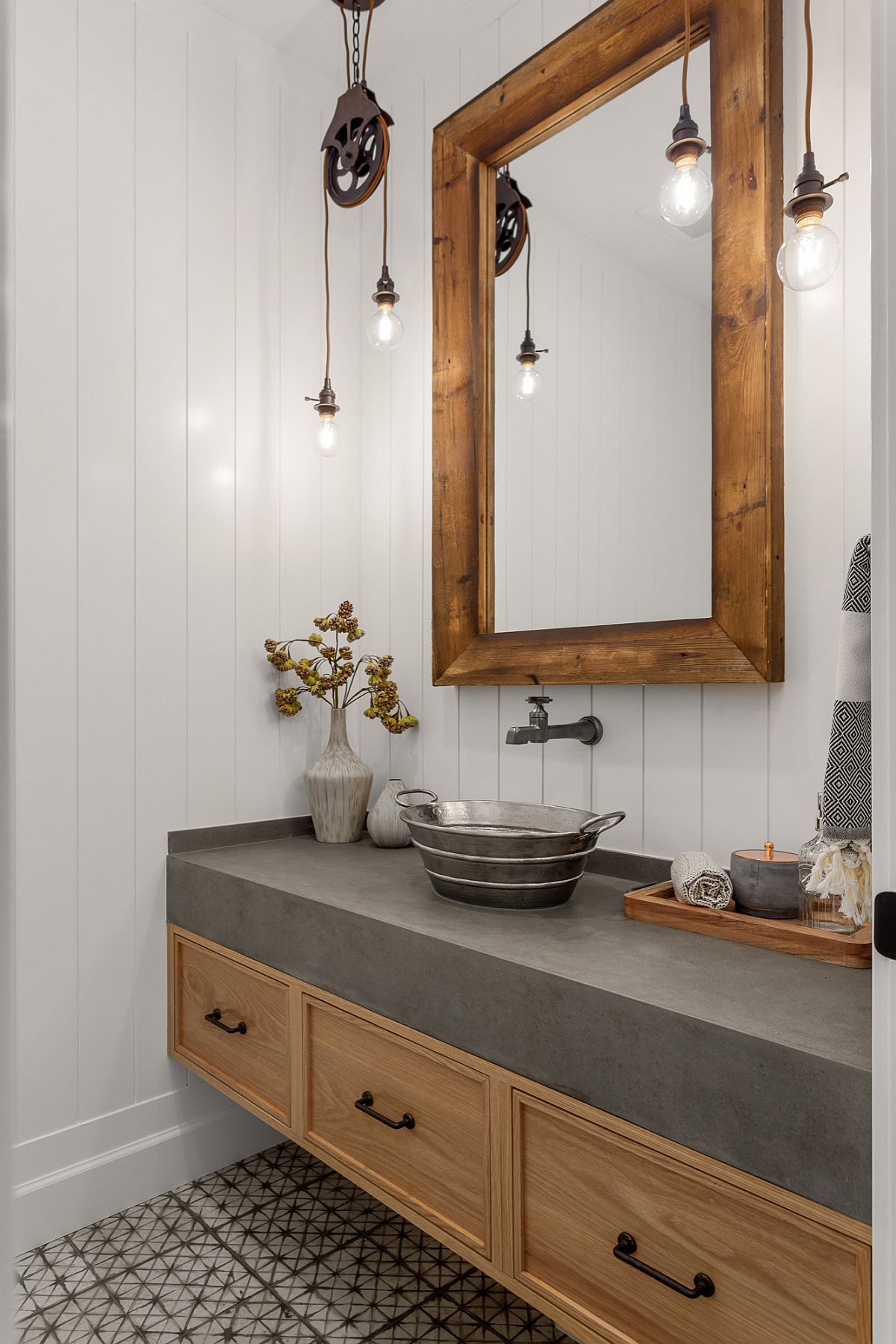 Exquisite-Edison-bulb-lighting-for-the-powder-room-in-white-and-wood-96353