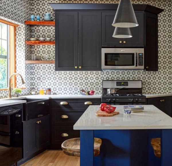 Glossy Black Appliances Fit Into A Colorful Kitchen With Ease 30762 600x577 