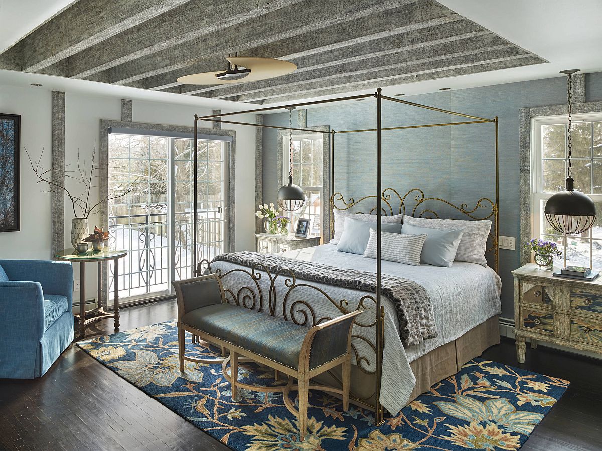 It is the slim ornate bedframe in gold along with the rug that steals the show in here!