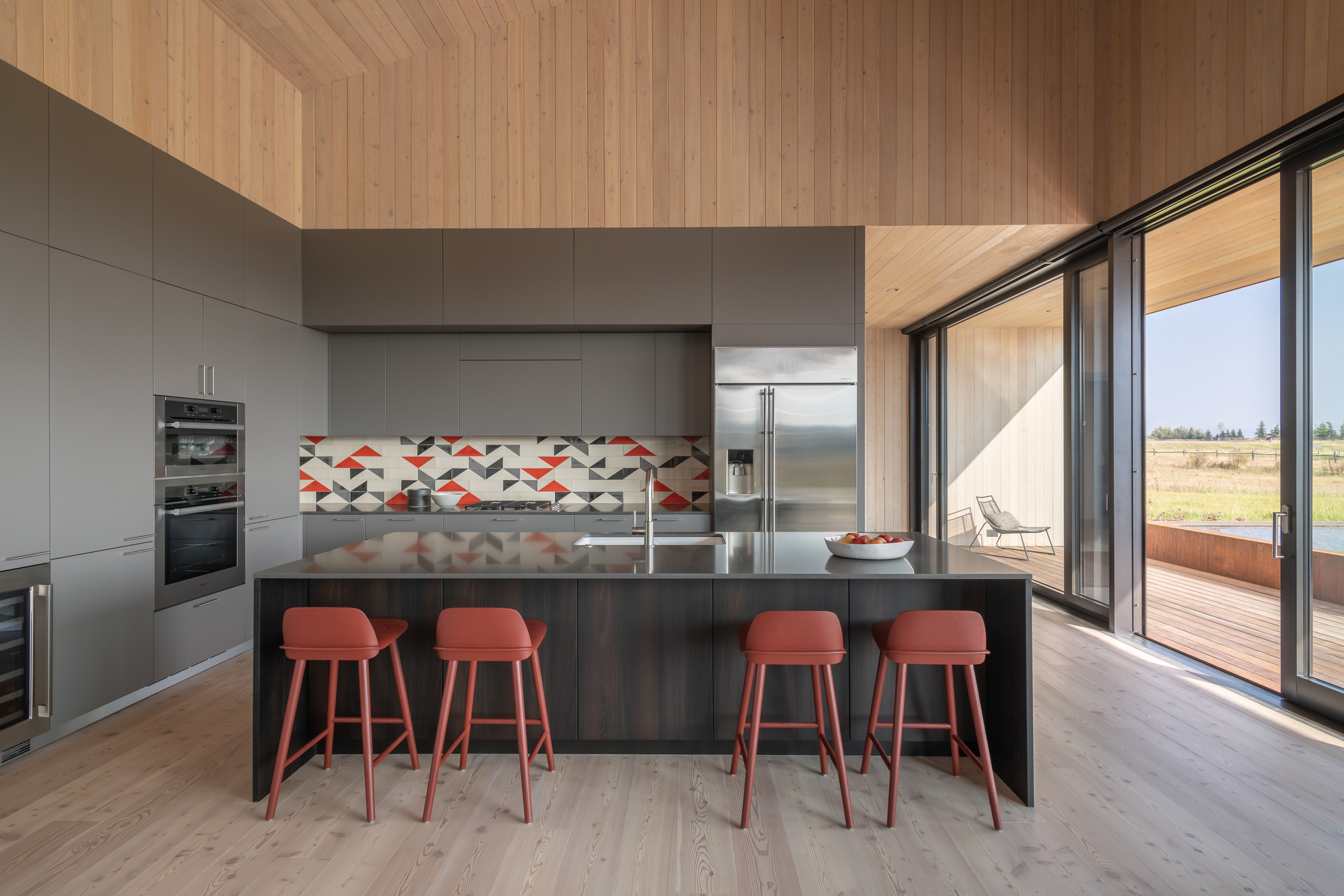 Light, dark and wooden elements intertwined beautifully in the spacious kitchen