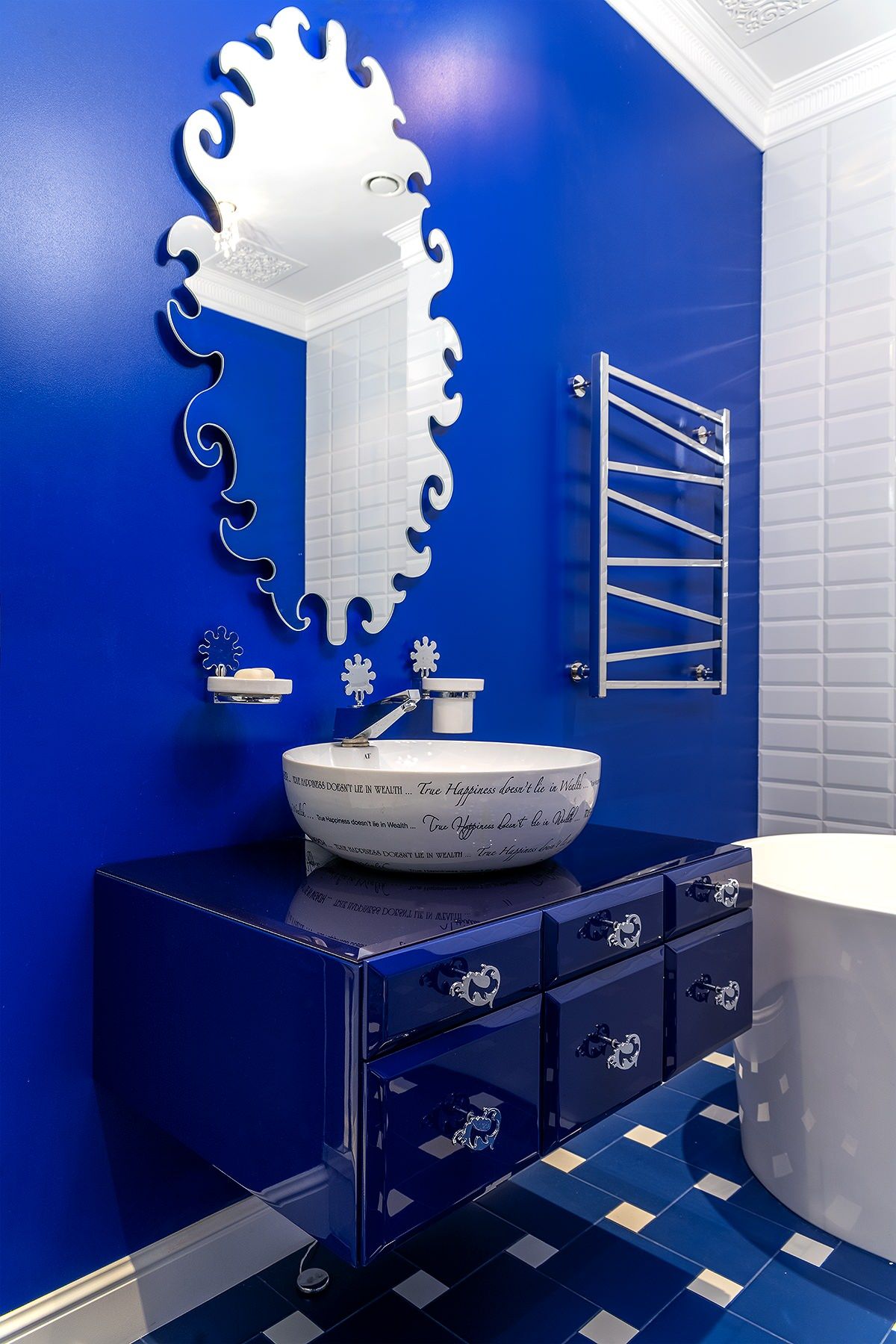 Modern-eclectic-bathroom-of-Moscow-apartment-for-those-who-adore-radiant-bright-blue-99673