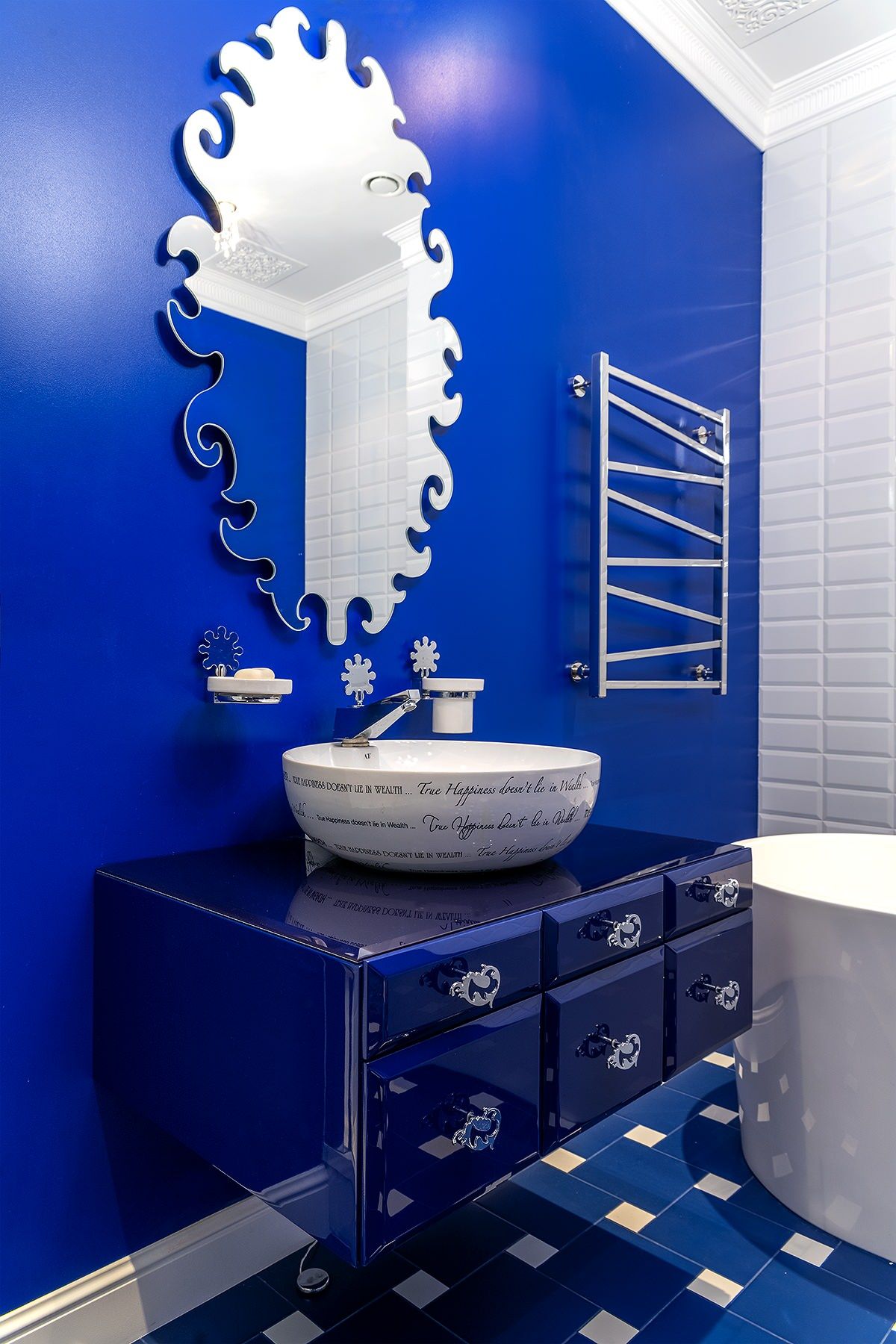 Modern eclectic bathroom of Moscow apartment for those who adore radiant bright blue!