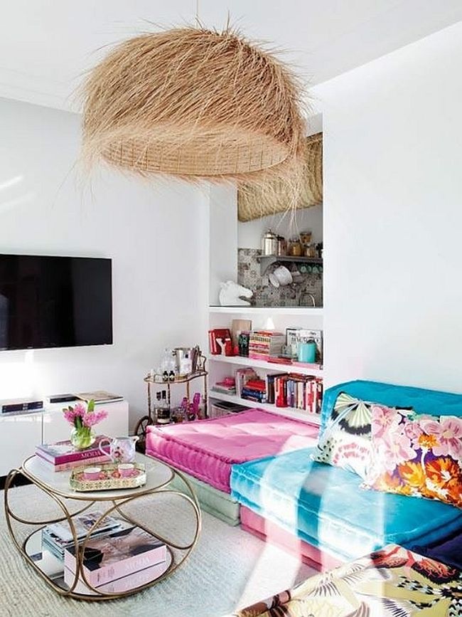 Modular-sofa-units-bring-colorful-adaptability-to-the-small-white-living-room-68111