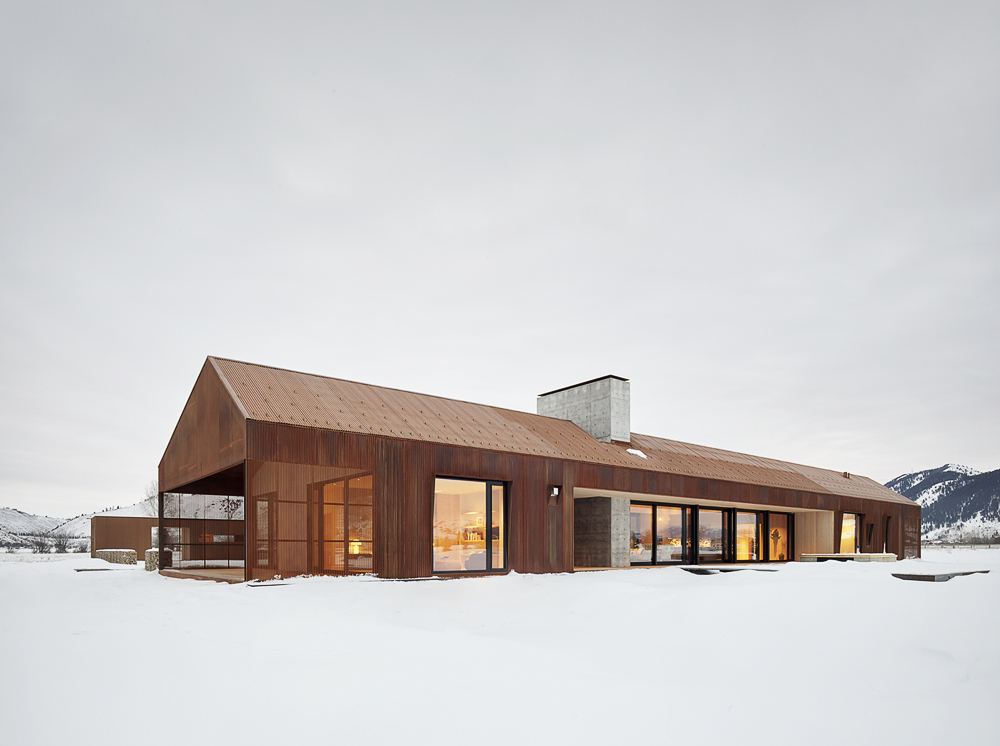 Oxidized metal exterior of the house allows it to stand out visually with ease