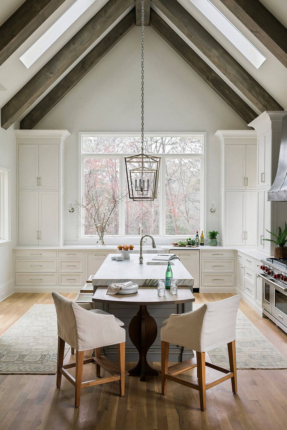 Rustic kitchen with vaulted ceiling and smart wooden beams