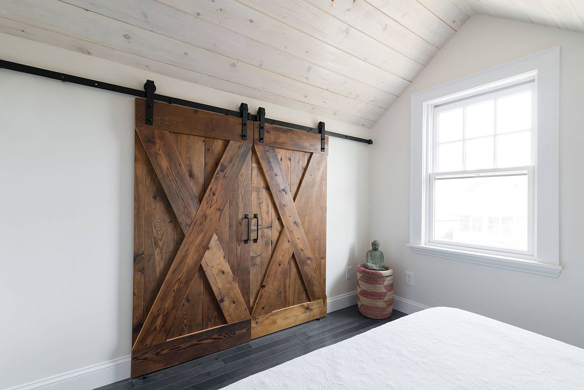 Sliding-barn-doors-for-the-shabby-chic-attic-berdoom-in-white-63474