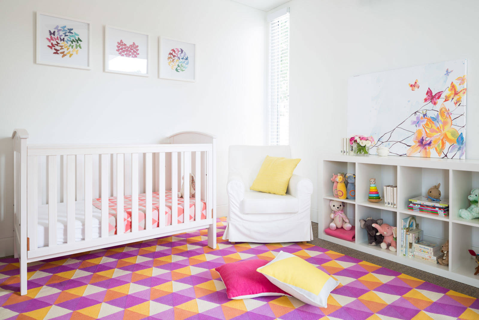 Smart rug in shades of purple, violet and yellow with hexagonal pattern for the kids' room