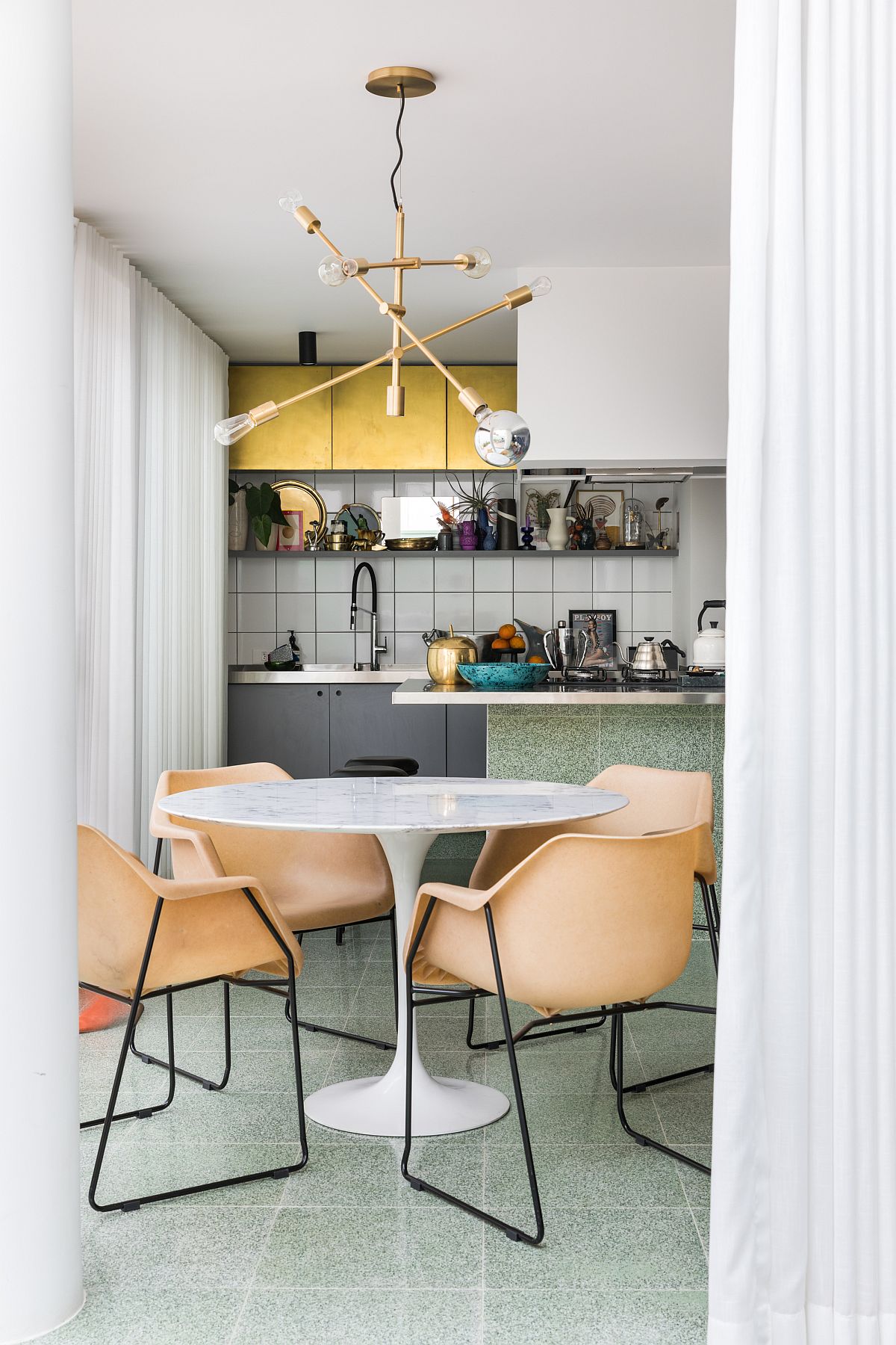 Stylish-Saarinen-Table-and-West-Elm-pendant-lighting-combined-to-create-a-glam-dining-area-28773
