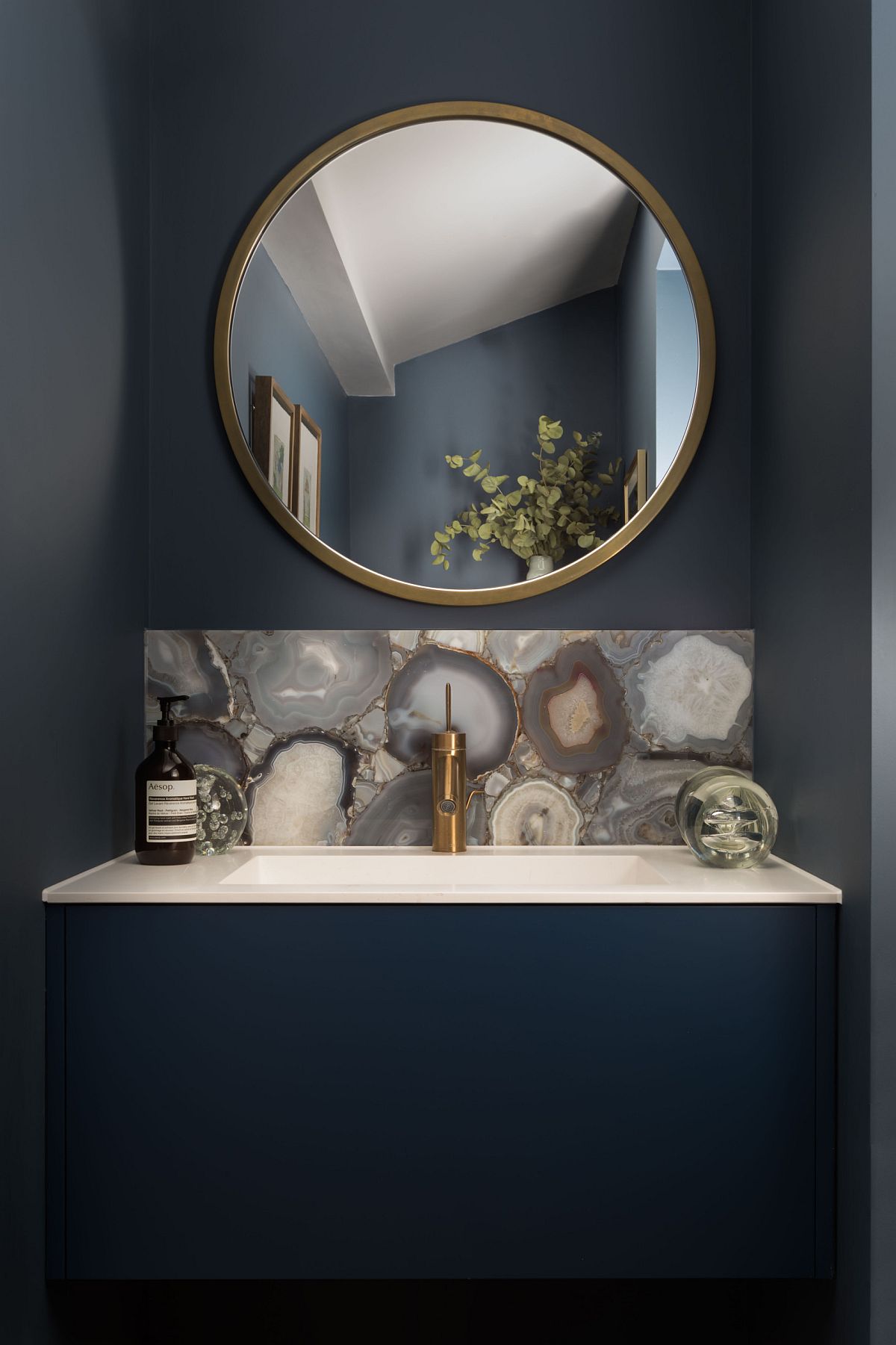 Tiny-bathroom-that-is-all-about-magic-of-dark-blue-90180