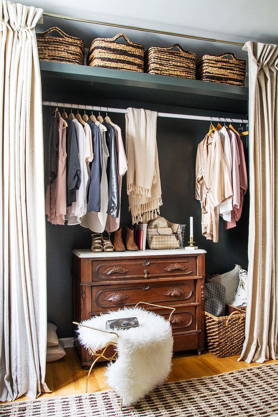 Turn the bedroom niche into a beautiful closet with curtains, a hanging rod and a traditional dresser