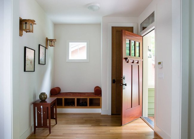 Wood and White Entry Rooms: Trendy Color Palette to Invite Guests ...