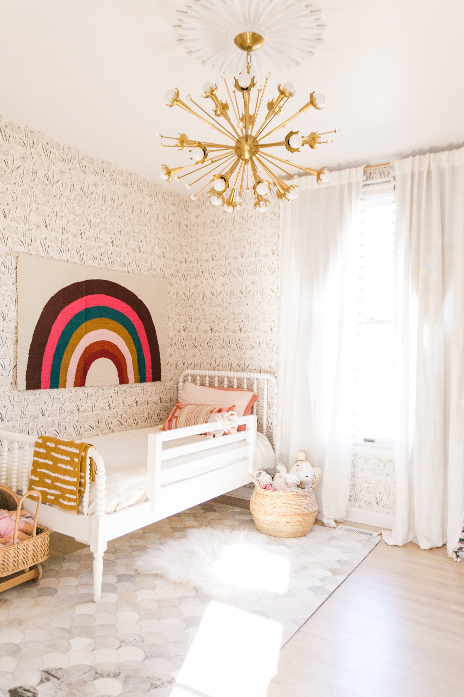 Wallpaper-in-a-toddlers-bedroom-96128