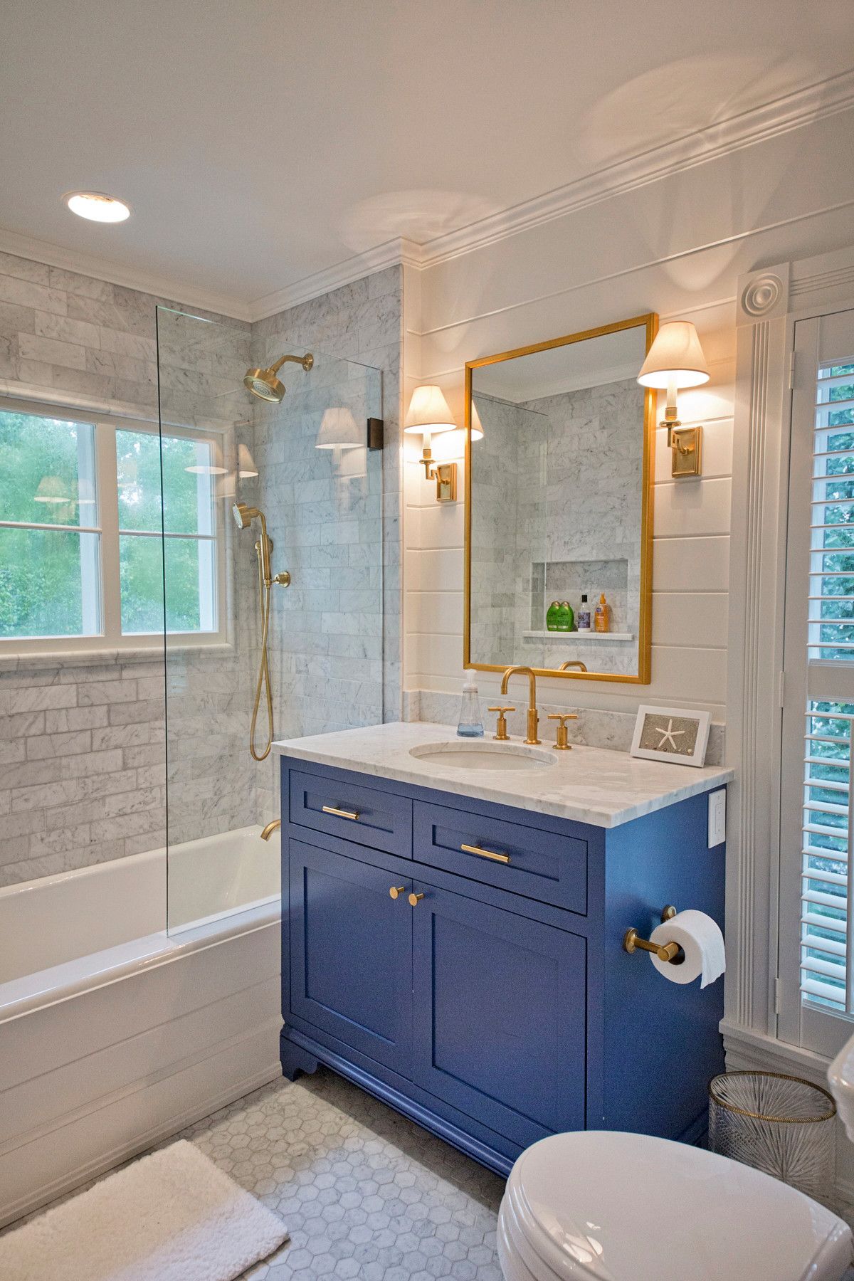 White-blue-and-gold-is-an-eye-catching-combination-in-the-modern-bathroom-60763