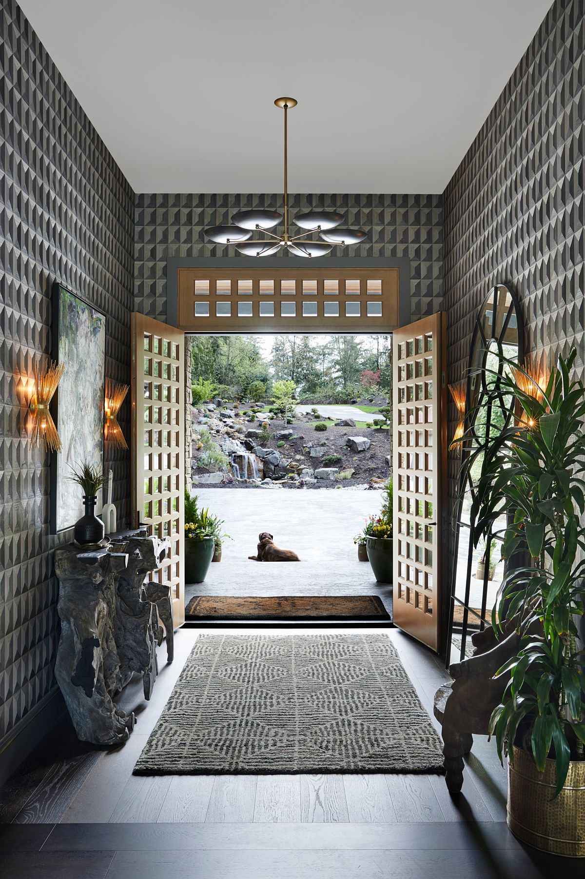 Beautiful-contemporary-entry-of-the-modern-lakehouse-feels-opulent-and-dramatic-13248