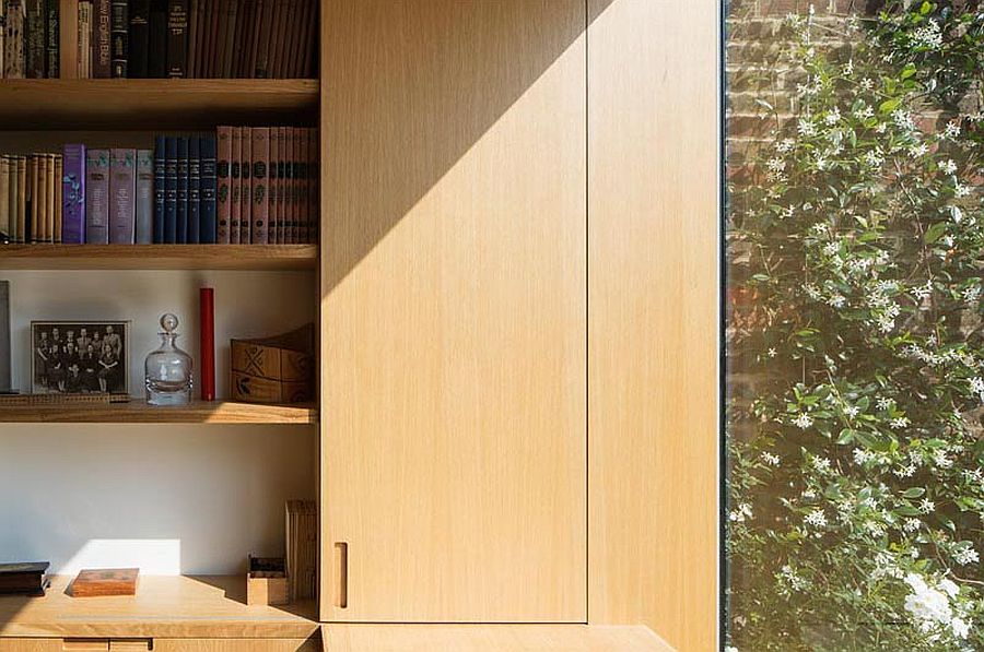 Bespoke-oak-shelves-idea-for-the-modern-home-office-16271