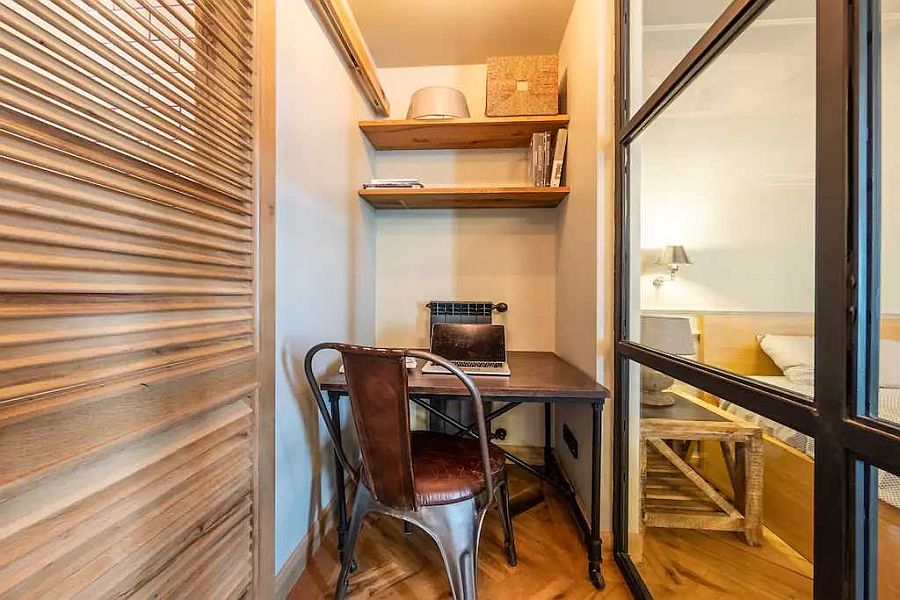 Clever idea turns the tiny niche in the hallway into a beautiful home office