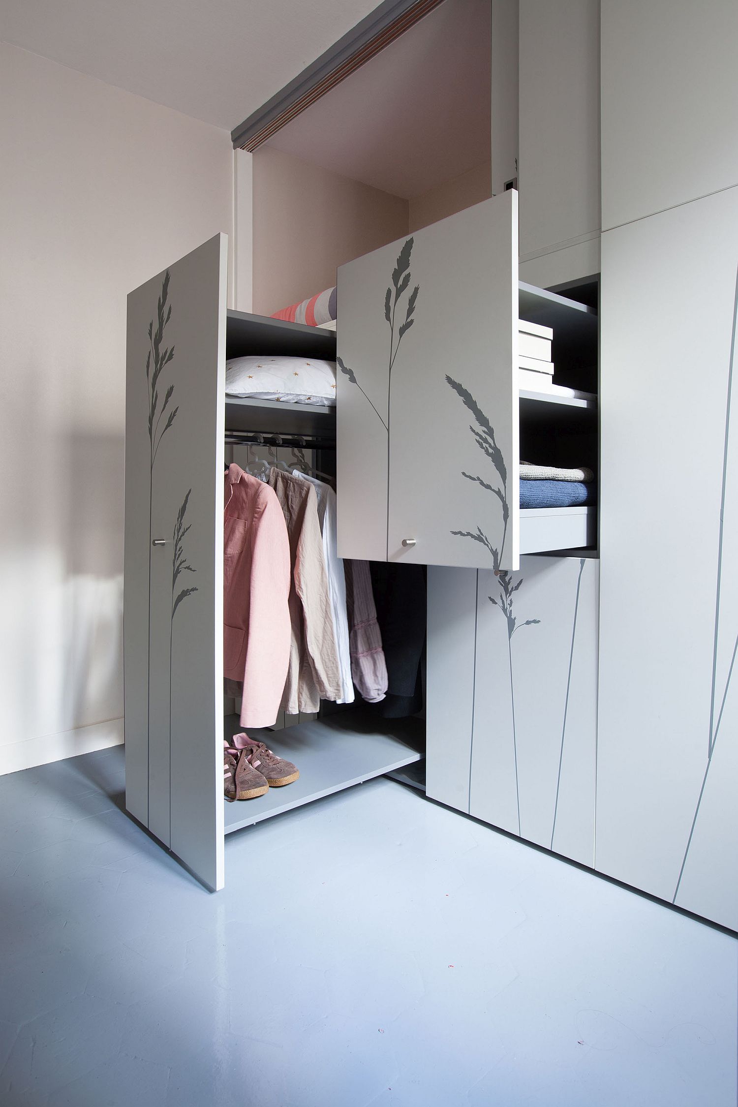 Closet allows for smart organization of wardrobe without wastage of space