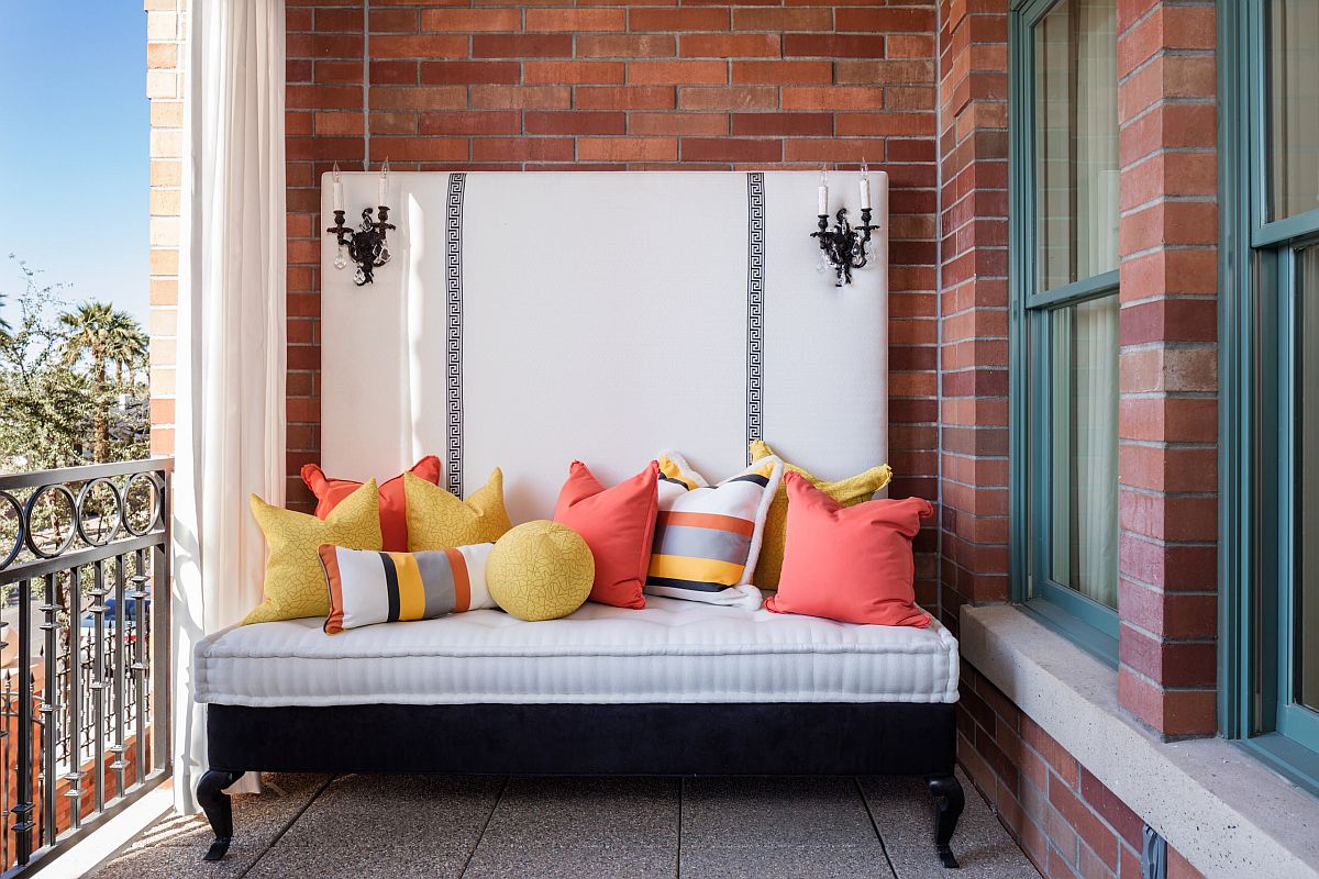 Colorful-blend-of-accent-pillows-for-the-tiny-balcony-seat-50512