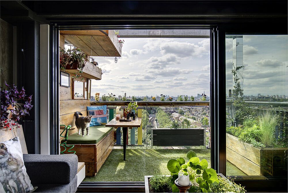 Concrete-wall-combined-with-steel-beams-and-greenery-inside-the-London-apartment-59558