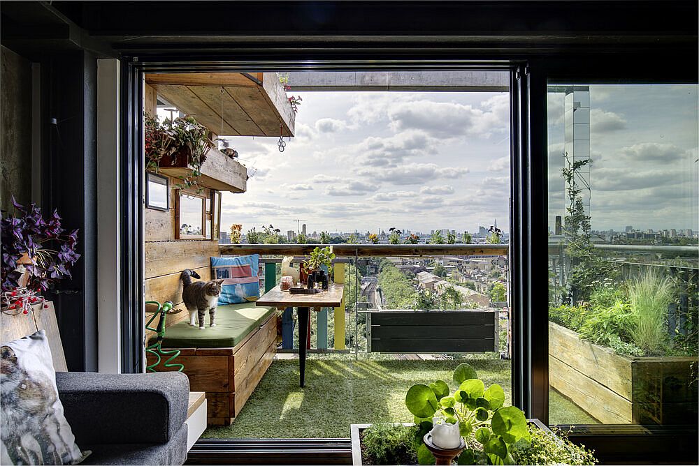 Concrete wall combined with steel beams and greenery inside the London apartment