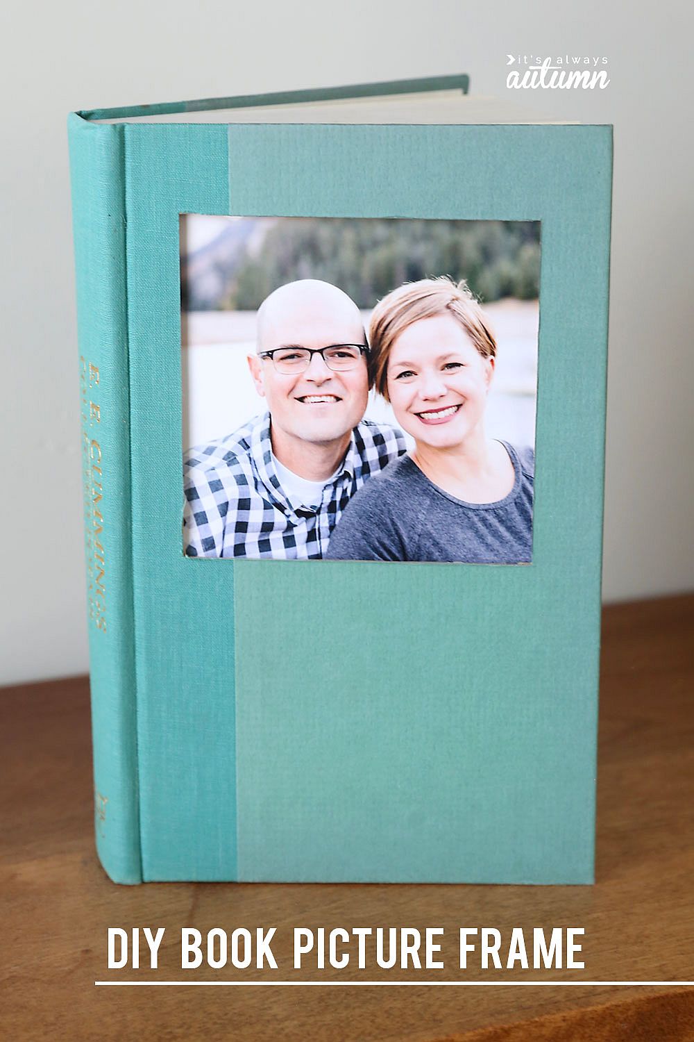 Easy to craft DIY book picture frame idea