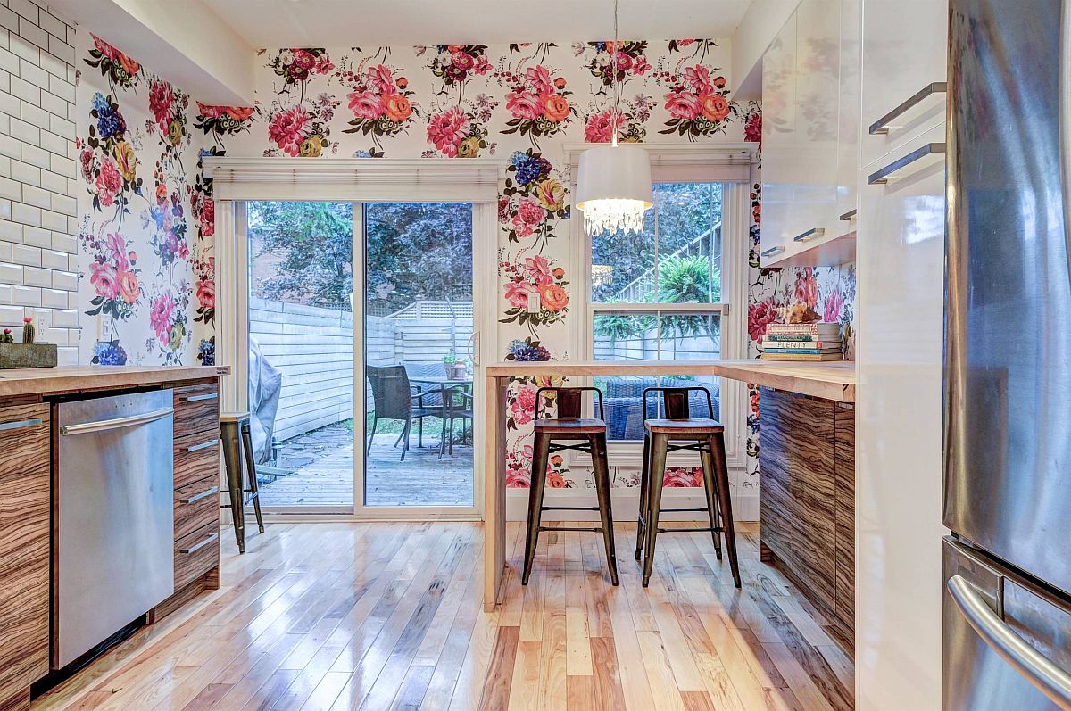 Fabulous wallpaper with floral motif adds spring-themed beauty to the modern kitchen