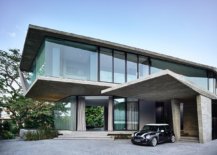 Glass-walls-combined-with-concrete-slabs-to-create-an-expansive-modern-home-in-Singapore-96195-217x155