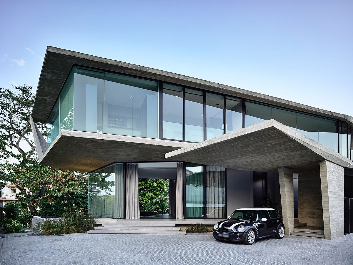 Glass walls combined with concrete slabs to create an expansive modern home in Singapore