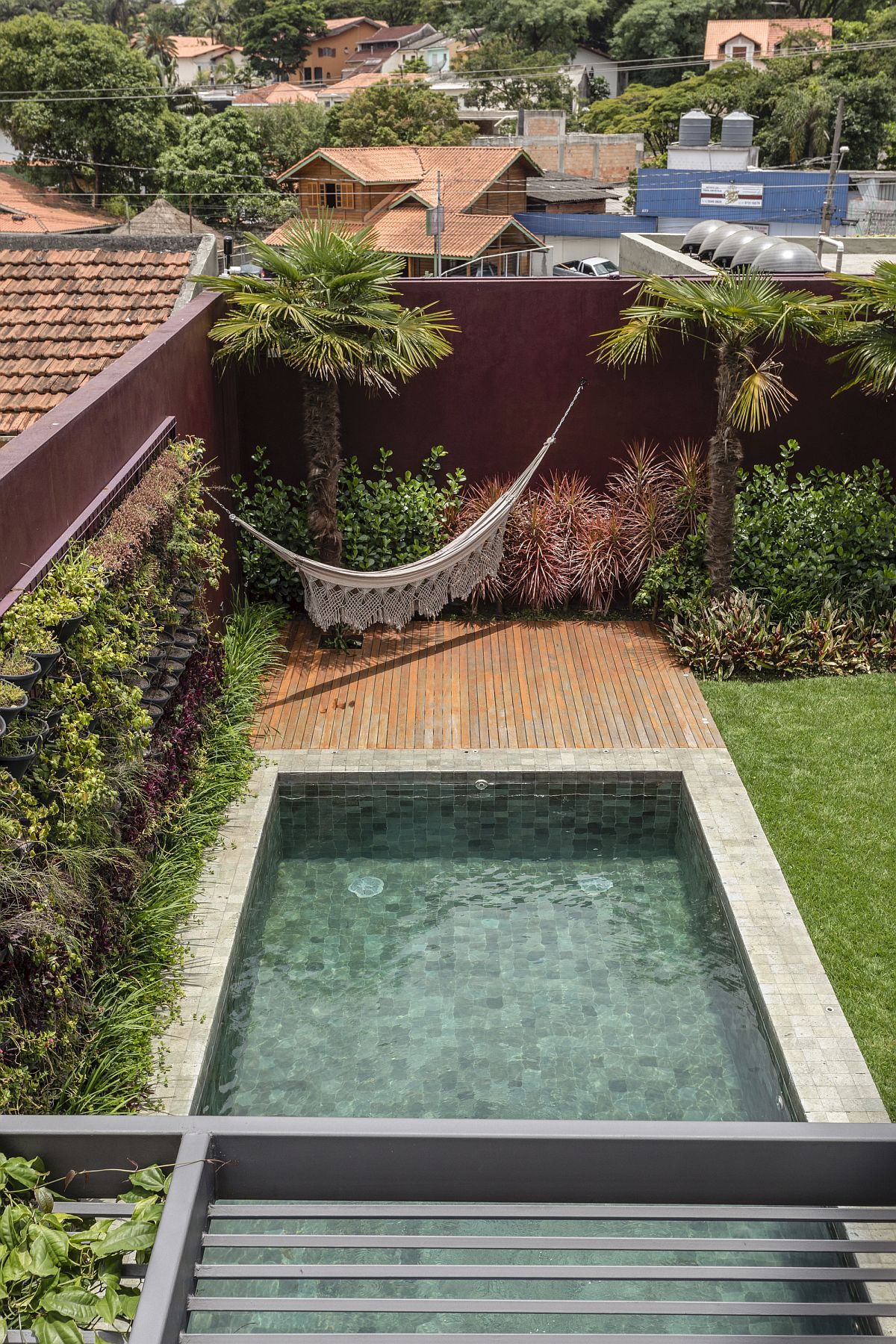 High-walls-for-the-garden-give-the-homeowners-ample-privacy-11844