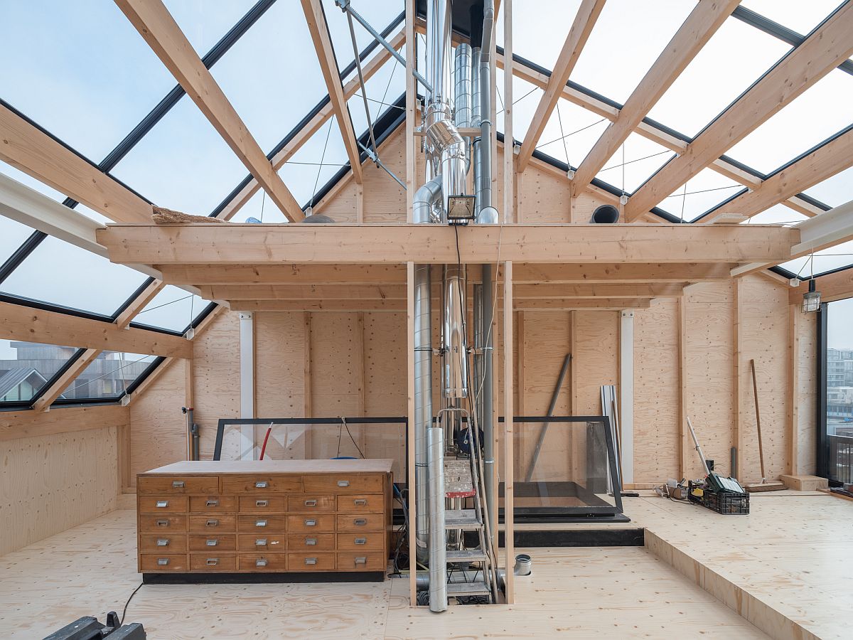 Large greenhouse on the roof of the modern Amsterdam home