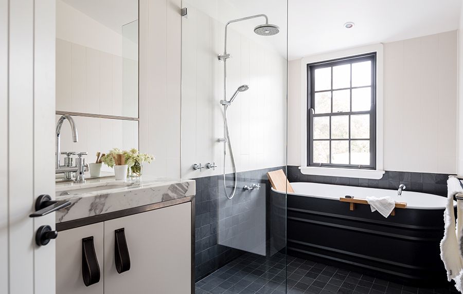 Modern-bathroom-in-black-and-white-with-marble-finishes-and-a-dashing-bathtub-17311