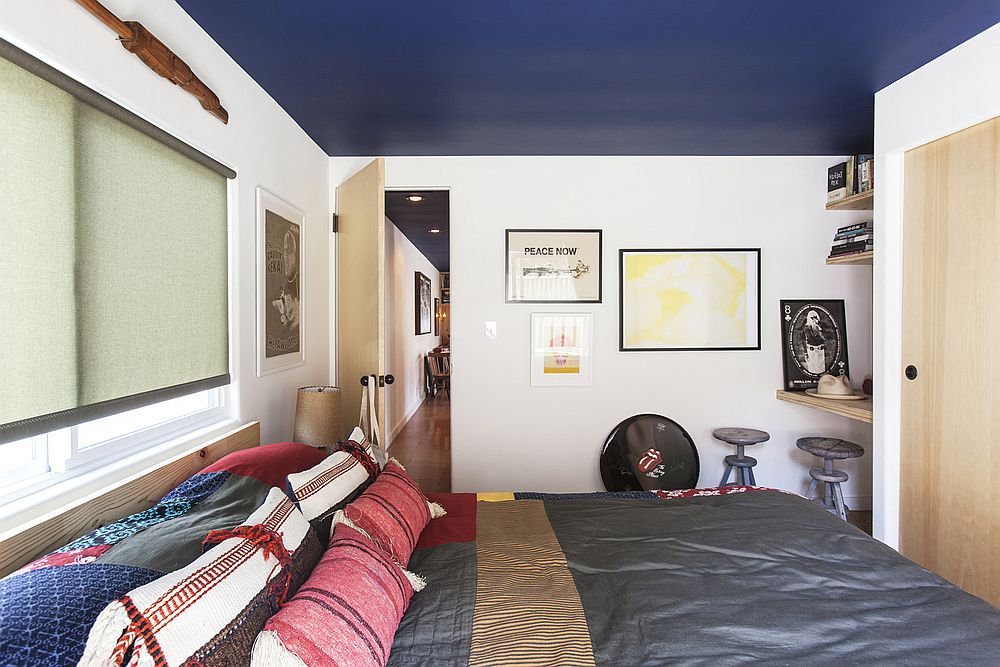 Modern bedroom in white with blue ceiling and a chic Californian style