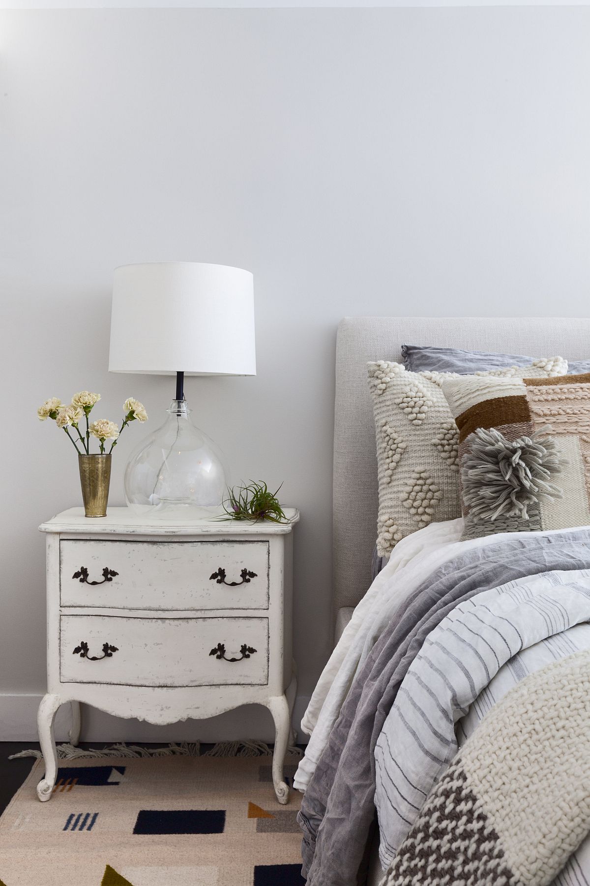Nightstand-with-classy-bedside-lamp-saves-space-while-adding-functionality-78896