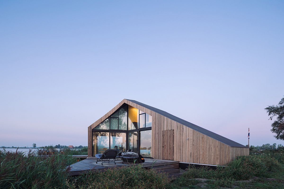 Outdoor pit and deck at the Dutch home with smart design