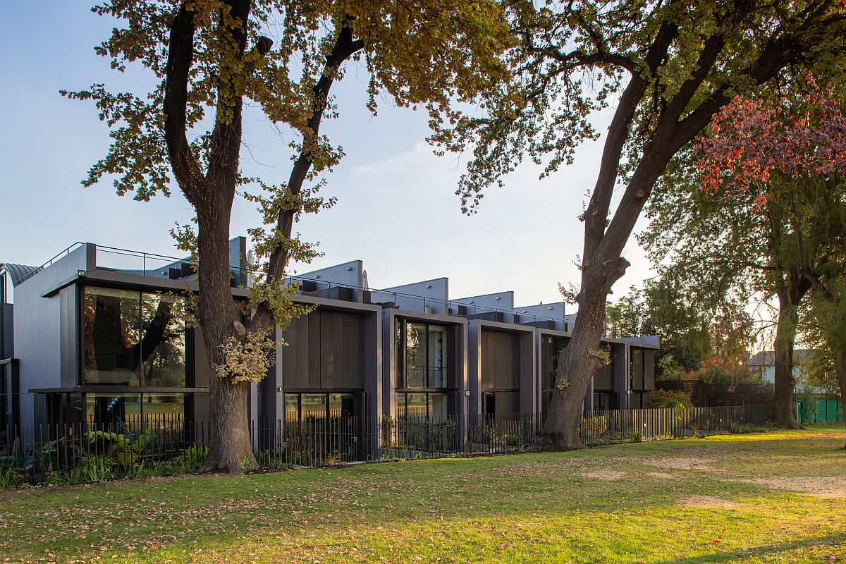 Series of budget townhouses in Santiago, Chile sitting on the egde of a Golf Course