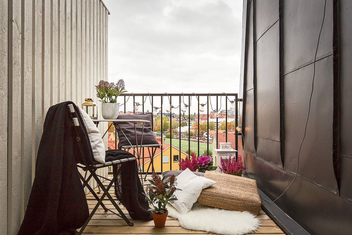 Shabby chic approach coupled with Scandinavian style in the balcony