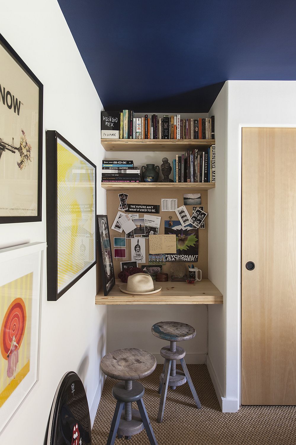 Small DIY home workspace idea in the bedroom niche crafted using just a wooden plank