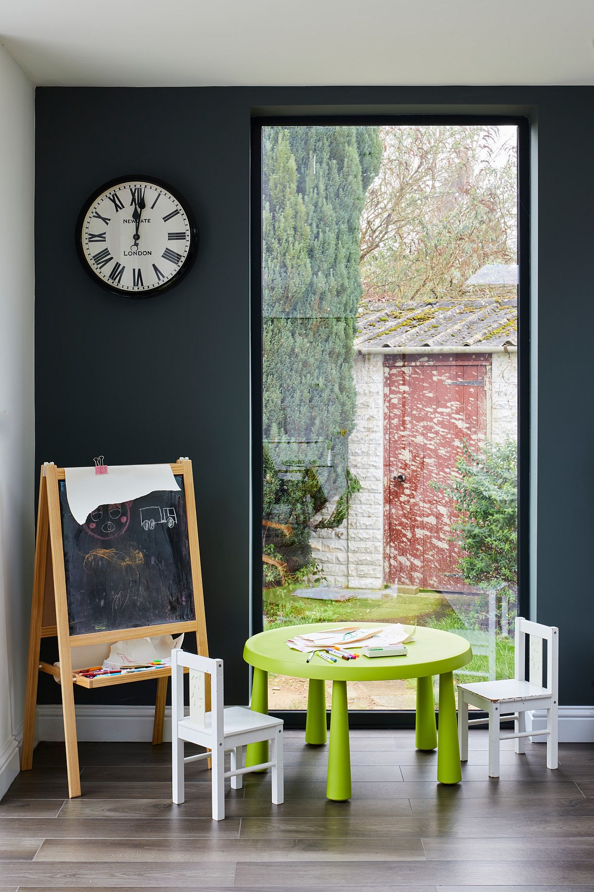 Turn any corner in the kids' bedroom or nuresry into playarea with custom decor and a small blackboard!