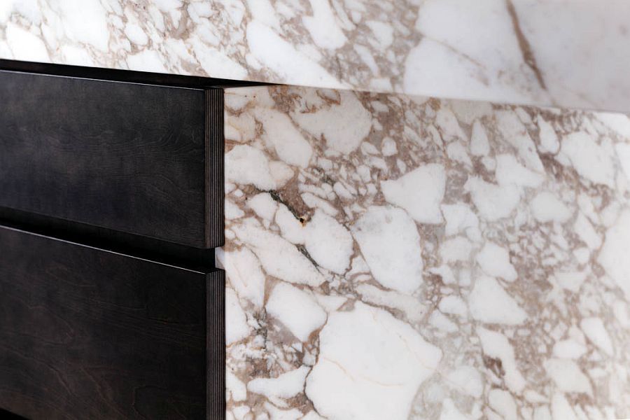 Wood-combined-with-Calacatta-marble-to-shape-the-fab-kitchen-island-13113