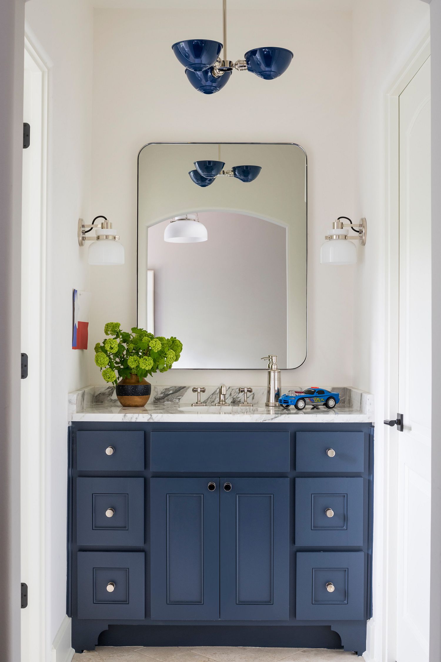 Ajouter un meuble-lavabo bleu à une salle de bains blanche. un meuble-lavabo bleu à la salle de bains blanche peut instantanément transformer l'ambiance à l'intérieur de l'espace