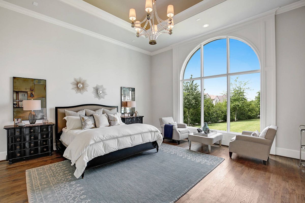 Arched window brings Mediterranean charm to the moderh bedroom in white