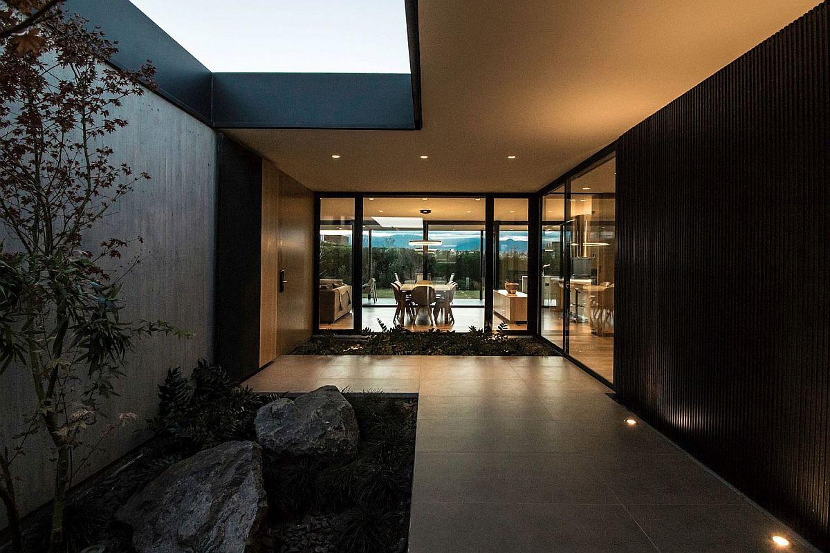 Atrium-of-contemporary-LL-House-in-Argentina-offers-a-light-filled-private-refuge-73966